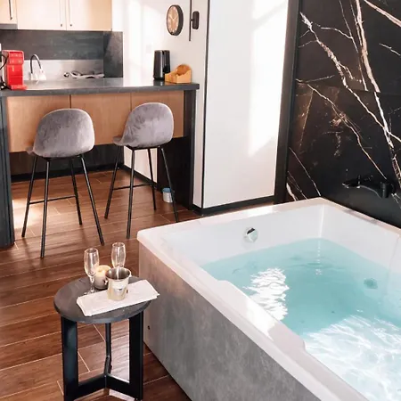 Luxury Jacuzzi Debar Maalo Apartment *